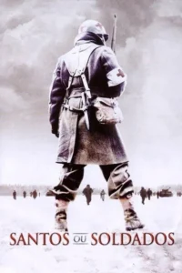 Médico militar de costas,com rifle e cruz vermelha no capacete e braço,em campo nevado. Soldados e tanque distantes.