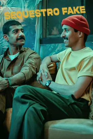 Dois homens com bigodes, um de marrom e outro de camiseta amarela e touca vermelha, conversam sorrindo em um cenário interno com tons azuis.