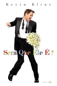 Homem sorridente em smoking desarrumado, com gravata solta, dança com um buquê de noiva em fundo branco. Clima festivo e divertido.