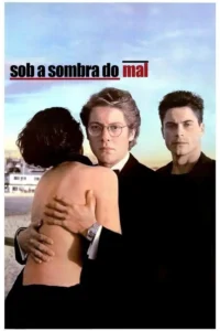 Pôster com homem de óculos abraçando mulher de costas,outro homem sério observa ao lado. Céu claro,edifícios distantes. Clima de mistério.