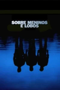 Três silhuetas escuras em um fundo preto,refletidas de cabeça para baixo em água azul escura. Clima misterioso.