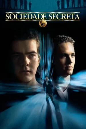 Pôster azul-escuro com dois homens jovens, um correndo ao centro. Silhuetas de homens no topo. Clima misterioso e de suspense.