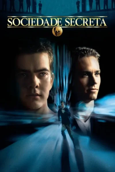 Pôster azul-escuro com dois homens jovens, um correndo ao centro. Silhuetas de homens no topo. Clima misterioso e de suspense.