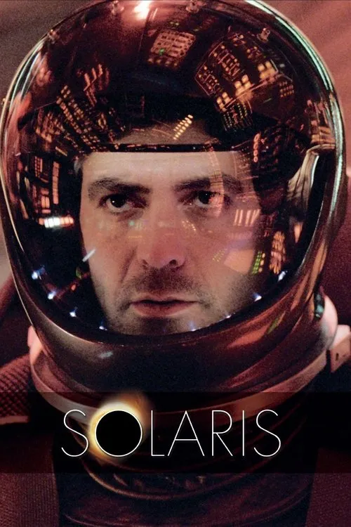 Solaris 1 Close-up de um homem sério em capacete de astronauta. Reflexos de painéis de controle iluminados criam um clima misterioso de ficção científica.