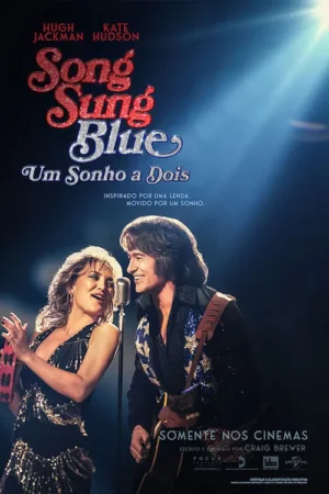 Dois músicos em palco, ela cantando com pandeiro, ele com guitarra. Look retro, sob um holofote. Clima de show musical.
