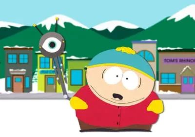 Desenho animado. Personagem gordo com chapéu e casaco vermelho com alien de um olho em rua nevada de cidade montanhosa.