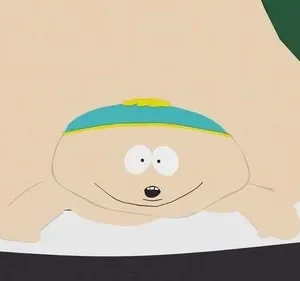 Close-up de personagem de desenho animado gordo com boné azul e sorriso. Seu corpo exagerado e bege preenche a tela.