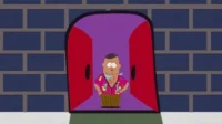 South Park – T01E04:A Grande Viagem Gay de Barco 10 Homem cartum corpulento,camisa havaiana rosa e bandana azul,espreita de uma porta vermelha arqueada em parede de tijolos.