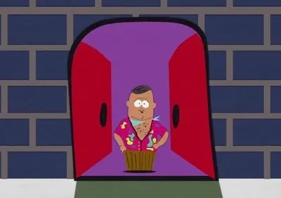 Homem cartum corpulento, camisa havaiana rosa e bandana azul, espreita de uma porta vermelha arqueada em parede de tijolos.