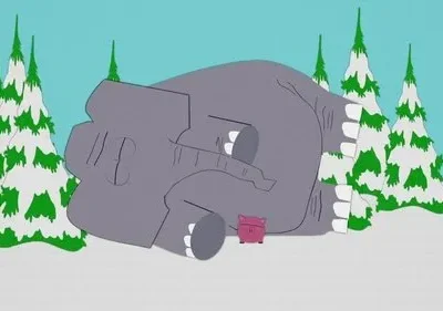 Elefante cinza deitado na neve, com um porquinho rosa perto. Pinheiros nevados ao fundo. Clima invernal e surreal.