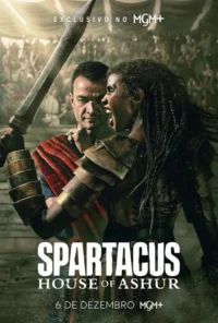 Mulher de dreads com armadura e espada gritando. Homem sério atrás. Fundo de arena lotada. Clima épico de combate.
