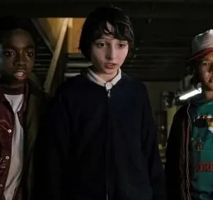 Stranger Things – T01E02: Capítulo dois: A estranha da Maple Street