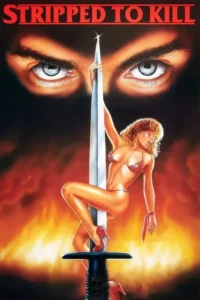 Mulher de biquíni dança em torno de uma espada gigante. Olhos penetrantes a observam de cima. Fundo em chamas,clima tenso e sensual.