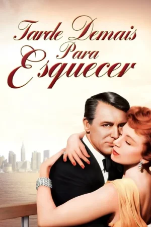 Pôster de filme com casal elegante se abraçando. Homem sério, mulher de olhos fechados. Ao fundo, o skyline de Nova York. Clima dramático.
