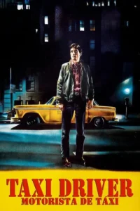 Homem em jaqueta parado em rua noturna,com um táxi amarelo e prédios escuros ao fundo. Clima urbano e tenso.