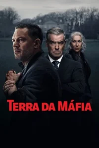 Pôster: Três pessoas sérias. Um homem com mãos ensanguentadas, outro de terno e uma mulher, em frente a uma mansão escura. Clima dramático.