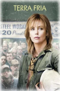 Mulher séria e determinada,com jaqueta e capacete,à frente de uma multidão de trabalhadores. Atmosfera industrial.