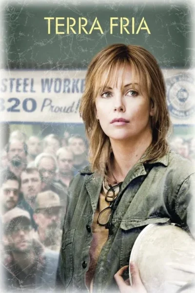 Mulher séria e determinada, com jaqueta e capacete, à frente de uma multidão de trabalhadores. Atmosfera industrial.