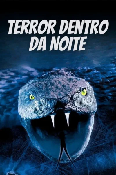 Cabeça de cobra gigante com olhos amarelos brilhantes e presas afiadas emerge de águas escuras. Clima de terror.