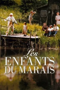 Idoso pescando,menina na doca,e outras pessoas em um cenário rural verde. Barraco de madeira à beira de um pântano. Clima sereno.