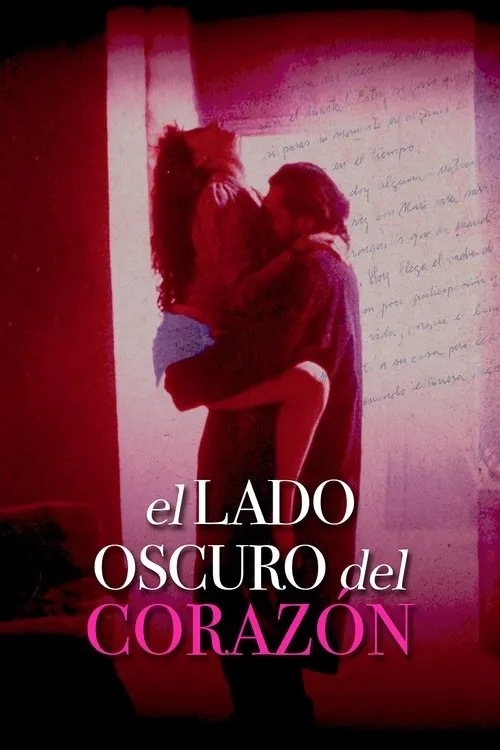 Pôster vermelho e roxo. Casal se abraça intensamente;ele a segura,ela tem pernas suspensas. Fundo com escrita à mão. Clima romântico e misterioso.