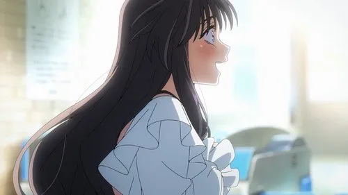 Jovem anime de cabelos escuros e longos, sorrindo e corando, com olhar de surpresa. Fundo interior claro e desfocado, com forte luz.
