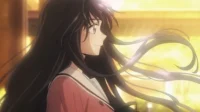 Jovem anime de cabelos longos e escuros, sorrindo de perfil em uniforme rosa, com o cabelo esvoaçando num fundo dourado e brilhante.