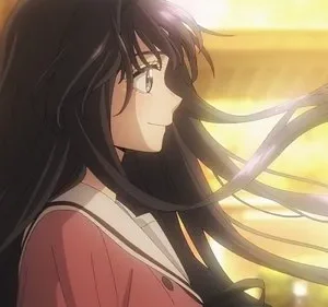 Jovem anime de cabelos longos e escuros, sorrindo de perfil em uniforme rosa, com o cabelo esvoaçando num fundo dourado e brilhante.