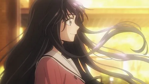 Jovem anime de cabelos longos e escuros, sorrindo de perfil em uniforme rosa, com o cabelo esvoaçando num fundo dourado e brilhante.