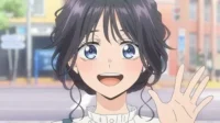 Jovem de anime com cabelo escuro, olhos azuis, bochechas rosadas, sorri e acena para o espectador em uma rua urbana. Clima alegre.