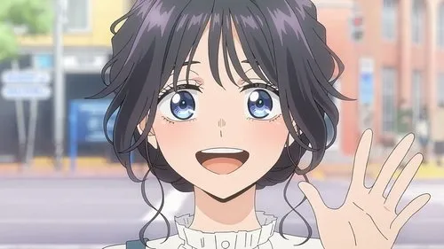 Jovem de anime com cabelo escuro, olhos azuis, bochechas rosadas, sorri e acena para o espectador em uma rua urbana. Clima alegre.