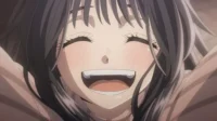 Uma garota de anime sorri amplamente com olhos fechados e bochechas coradas. Seus cabelos escuros a emolduram, expressando pura alegria.