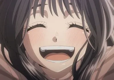 Uma garota de anime sorri amplamente com olhos fechados e bochechas coradas. Seus cabelos escuros a emolduram, expressando pura alegria.