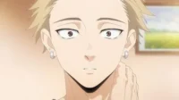 Close-up anime de um jovem com cabelo loiro espetado e brincos, olhos arregalados. Ele toca o pescoço, fundo desfocado de campo verde.