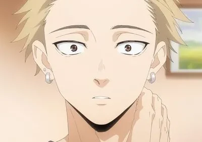 Close-up anime de um jovem com cabelo loiro espetado e brincos, olhos arregalados. Ele toca o pescoço, fundo desfocado de campo verde.