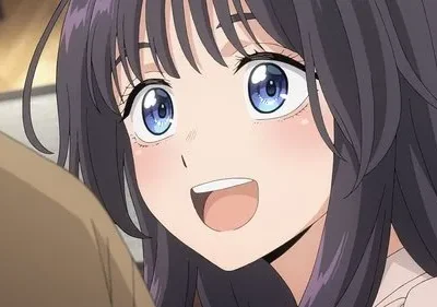 Jovem de anime com cabelo preto, olhos azuis vibrantes e bochechas coradas, sorrindo abertamente com um olhar feliz.