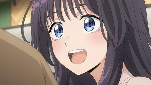 Jovem de anime com cabelo preto, olhos azuis vibrantes e bochechas coradas, sorrindo abertamente com um olhar feliz.