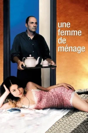 Uma jovem deitada na cama em camisola rosa. Um homem sério serve chá numa bandeja ao fundo. Ambiente contrastante.