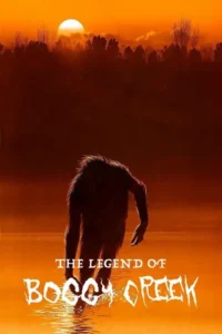 Silhueta de criatura peluda, tipo Bigfoot, caminhando na água ao pôr do sol alaranjado. Floresta sombria ao fundo. Clima misterioso.