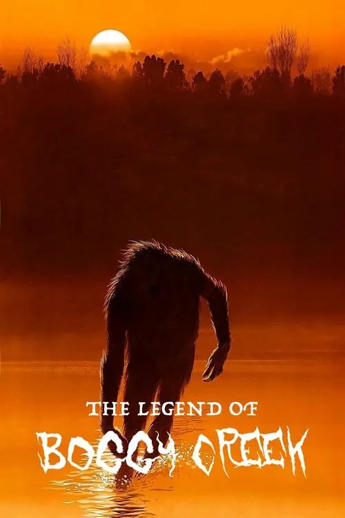 Silhueta de criatura peluda, tipo Bigfoot, caminhando na água ao pôr do sol alaranjado. Floresta sombria ao fundo. Clima misterioso.