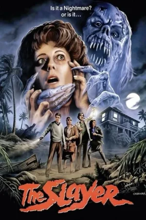 Pôster de terror: Mulher aterrorizada com monstro azul fantasmagórico. Abaixo, 4 pessoas numa praia escura com palmeiras e casa. Clima de suspense.