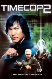 Pôster de ação sci-fi:Homem asiático com punhos prontos. Fundo com código digital verde,portal futurista e soldados armados. Clima intenso.