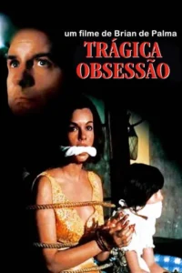 Rosto de homem aflito. Abaixo, mulher e criança amarradas e amordaçadas. Cenário escuro e tenso de suspense.