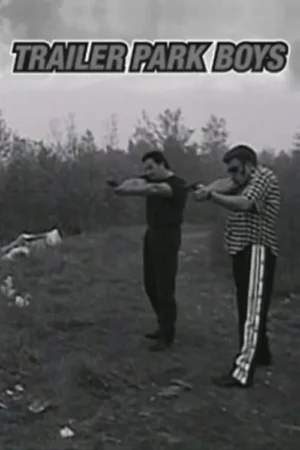 Dois homens em PB apontam pistolas num campo. Um veste camisa xadrez e calças de treino. Ambiente rural desordenado, clima de ação rústica.