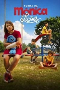 Quatro crianças sérias num playground. Menina de vermelho com braço engessado num balanço segura coelho azul. Outras no escorregador e gira-gira.