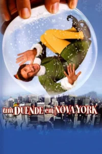 Um elfo sorridente,de cabeça para baixo,dentro de um globo de neve nevado,segurado por uma mão grande. Ao fundo,uma cidade com arranha-céus.