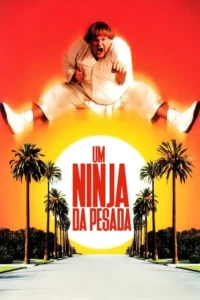 Homem corpulento em quimono branco flutua no ar,punhos cerrados,gritando,sobre um pôr do sol laranja e palmeiras.