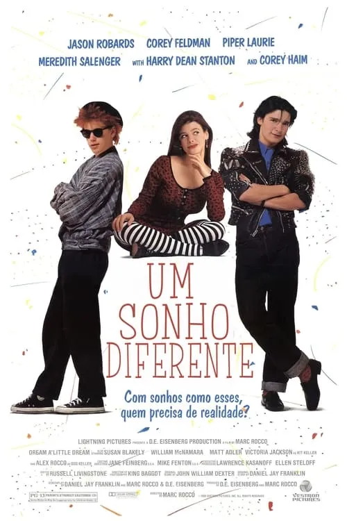Três jovens em poses descoladas. Rapaz de óculos escuros, moça sentada com calças listradas, rapaz de jaqueta. Fundo branco com tinta respingada.