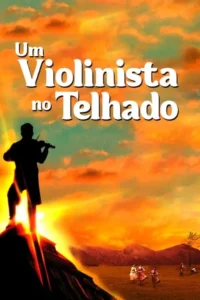 Silhueta de um violinista em um pico,contra um pôr do sol dramático e alaranjado. Figuras dançam em um campo com montanhas ao fundo.