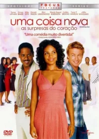 Mulher negra sorridente em vestido coral,entre homem negro e branco sorridentes. Outras pessoas felizes ao fundo claro. Clima romântico e leve.